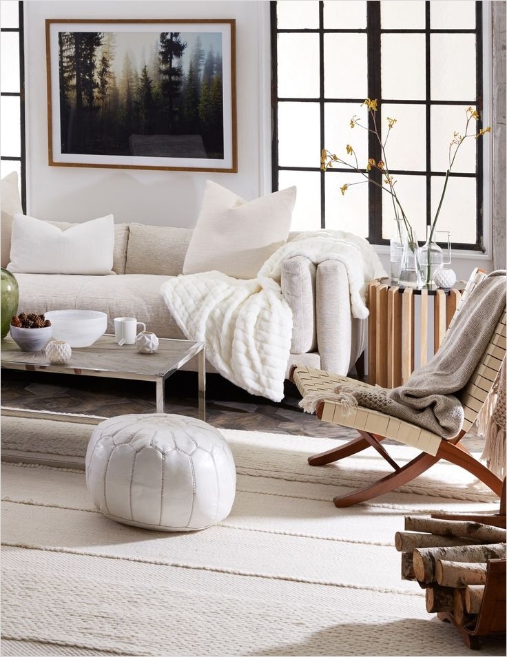 salon moderne avec canapé en lin blanc et draps en laines