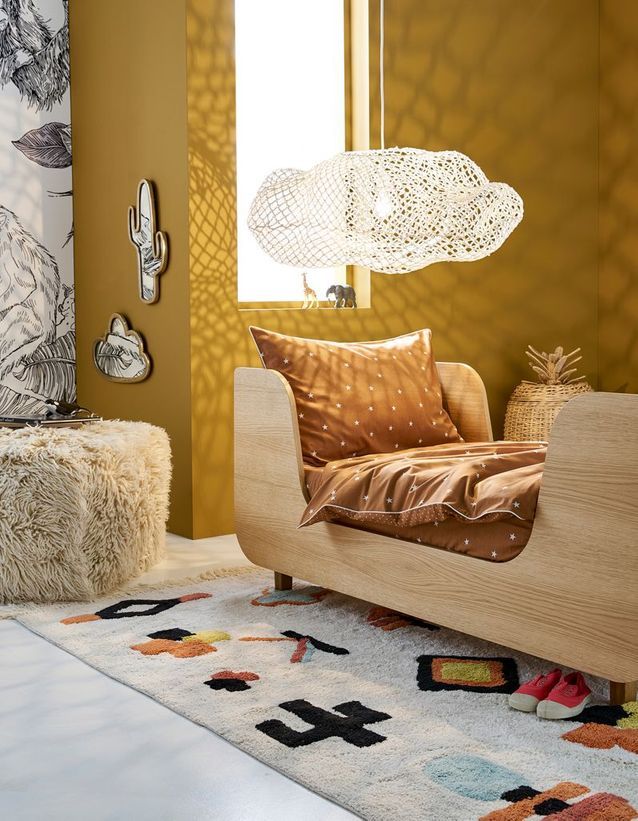 couleurs peinture jaune safran dans chambre enfant au mobilier bohème en bois