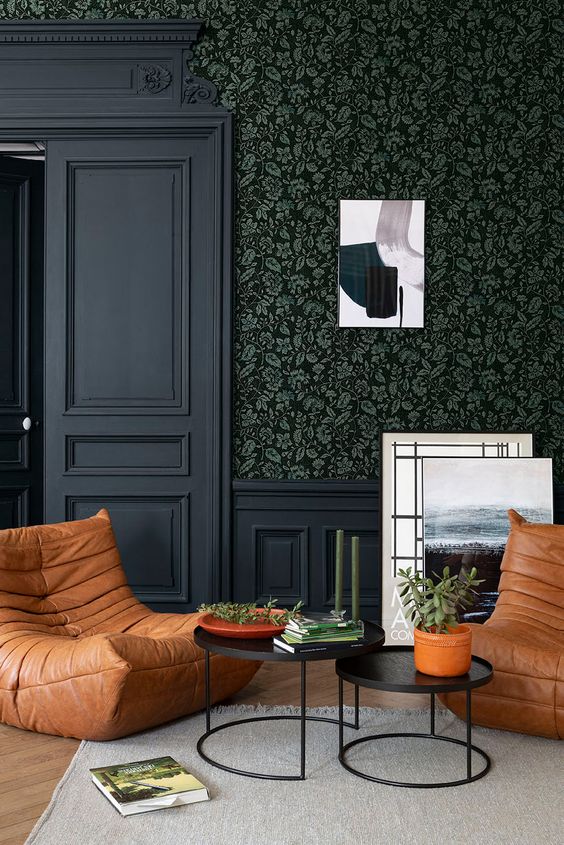 salon contemporain avec fauteuil en cuir et papier peint vert noir au mur