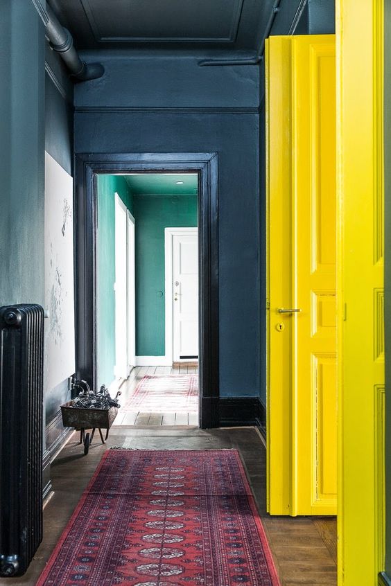 couleurs peinture jaune et bleu en contraste dans entrée de style vintage