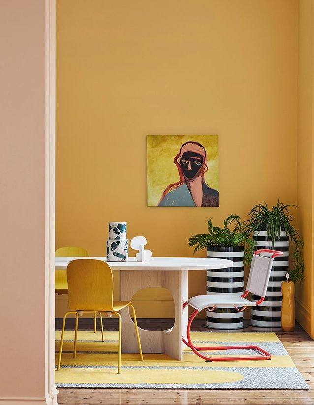 couleurs peinture jaune dans salle à manger vintage