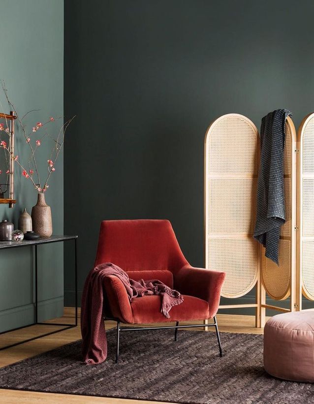 fauteuil glamour en velours terracotta et murs en vert foncé