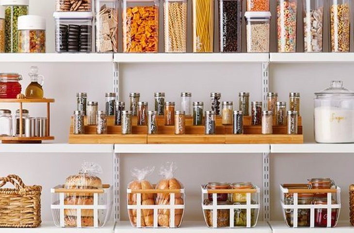 nourriture dans cellier bien organisé avec des boites de rangement et bocaux en verre