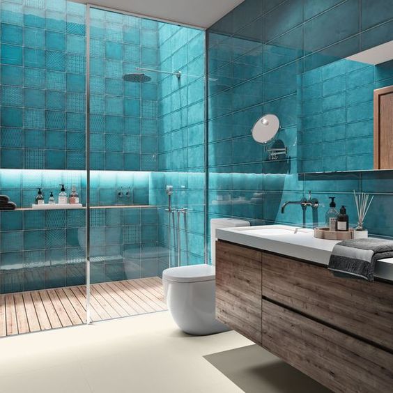 mosaïque salle de bains bleu saphir dans une salle de bains moderne