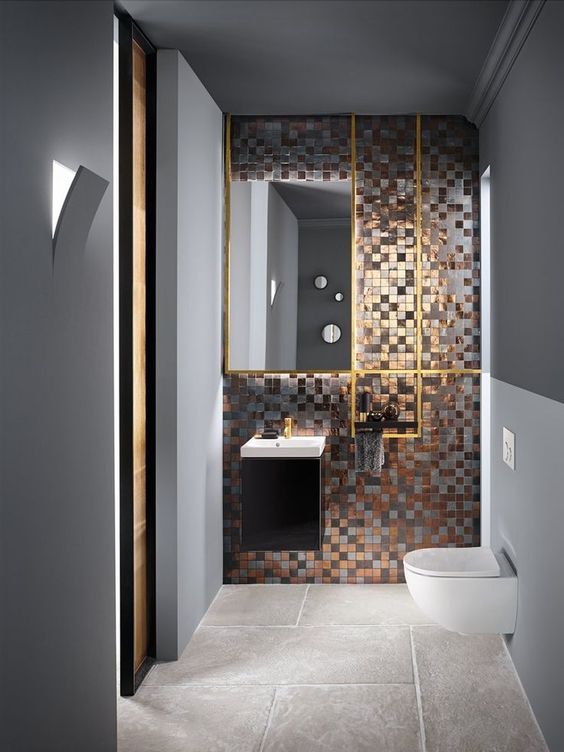 salle de bains épurée au murs peints en nuances de gris et une mosaïque brillante