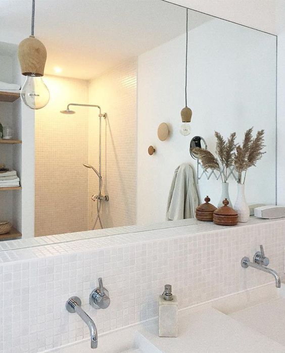 une salle de bains claire et lumineuse avec des touches de déco bohème