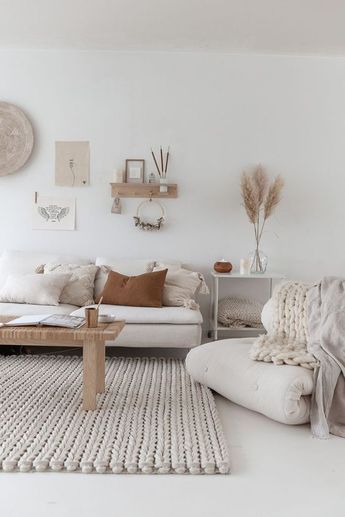 tapis en mailles blanc dans un salon clair de style bohème