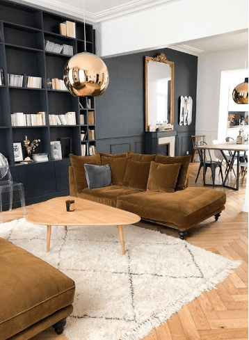 salon moderne avec un canapé marron et une table basse en bois