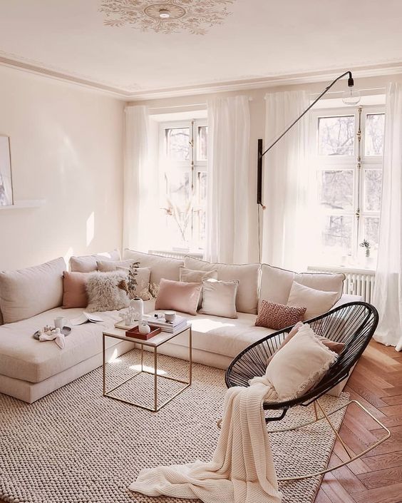 salon moderne au couleurs pastel et mobilier confortable