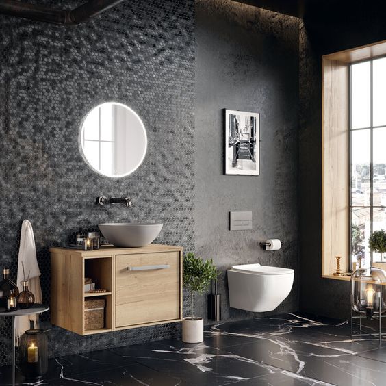 une salle de bains de style industriel avec murs peints en noir et couverts de mosaïque salle de bains en nuances de noir
