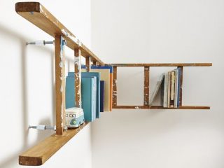 déco murale avec livres sur échelle horizontale attachée au mur