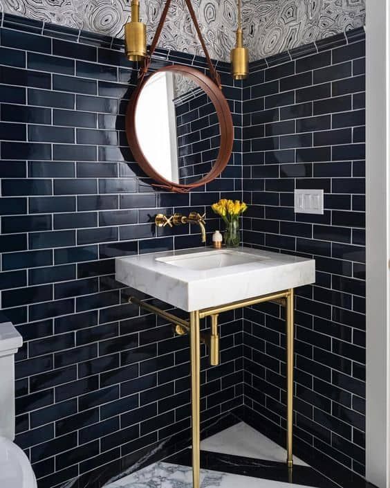 Une touche de classique pour cette salle de bains au mobilier en or et en marbre et avec de la mosaïque salle de bains en rectangles bleu nuit