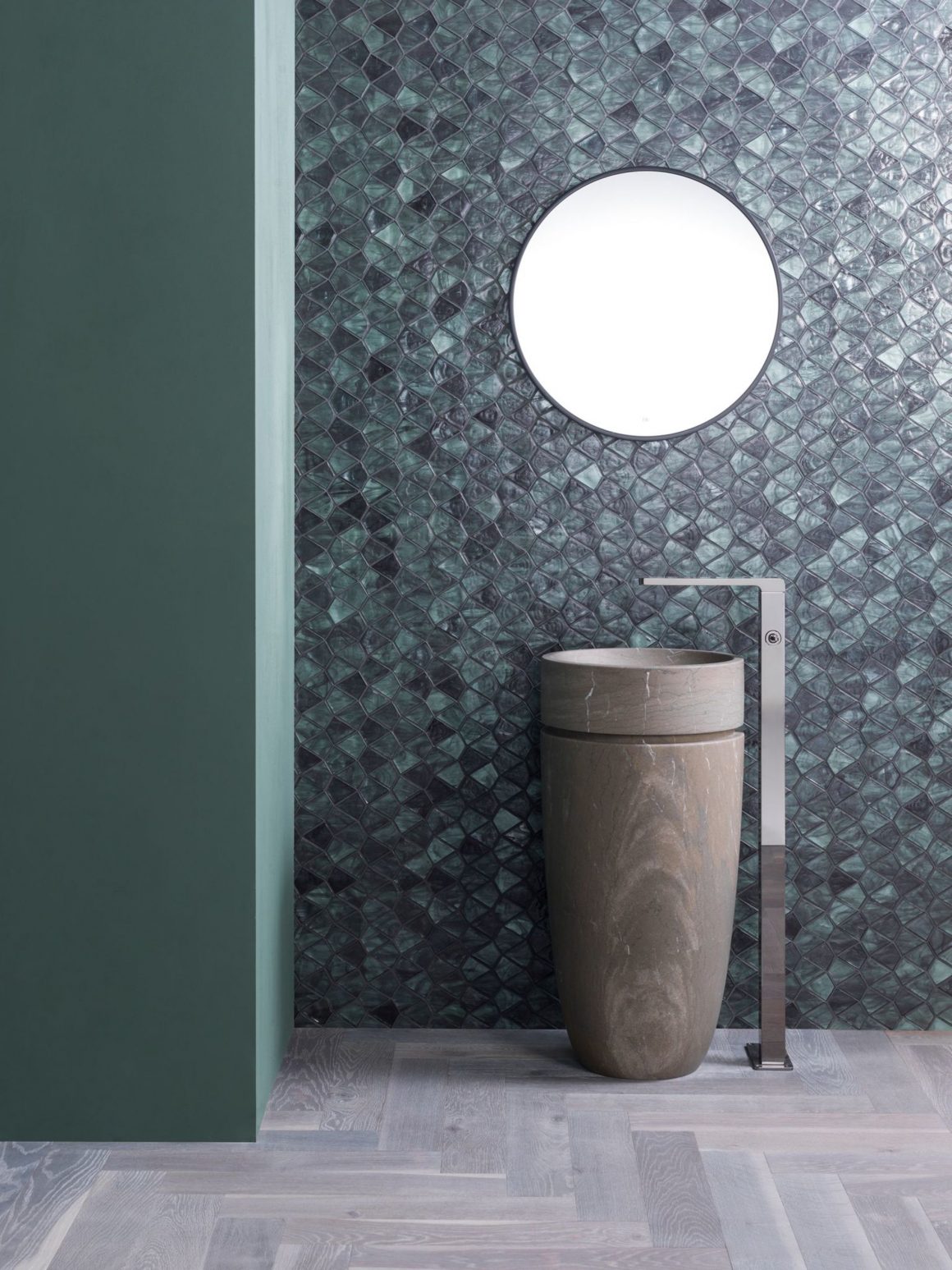salle de bains minimaliste avec un mur en écailles en nuances de vert et de noir