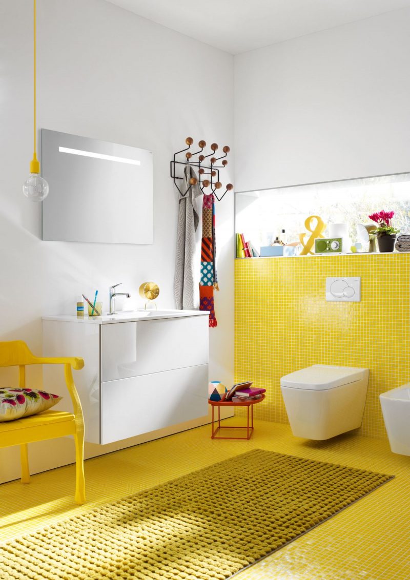 salle de bains jaune avec sanitaires et rangements en blanc