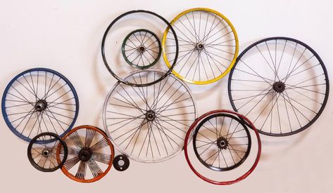 déco murale avec roues de vélo métalliques de couleurs