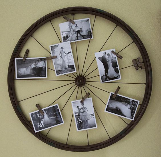 photos en noir et blanc épinglées sur une roue de vélo accrochée au mur