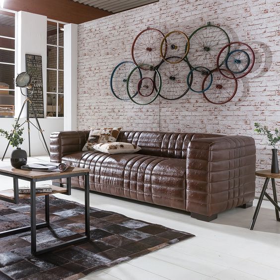 déco murale avec roues de vélo recyclés dans un salon de déco industrielle