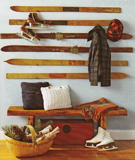 déco murale vintage avec des skis en bois accrochés au mur