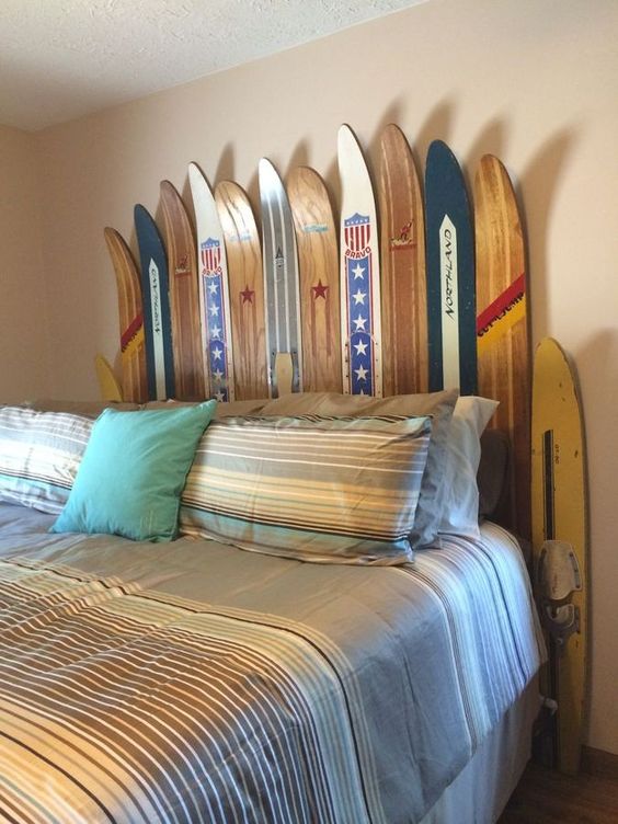 tête de lit en skis dans chambre colorée