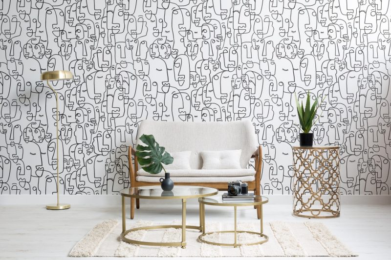 papier peint en line art sur un large mur de salon au mobilier doré