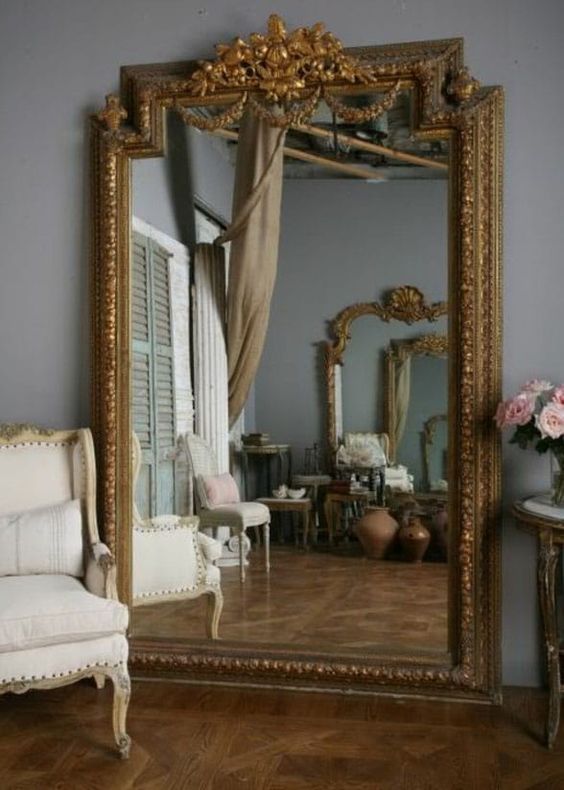 grand miroir de style baroque avec des ornements dorés
