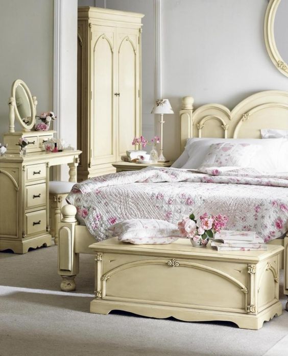 chambre adulte au mobilier beige et au linge de lit aux motifs fleuris roses