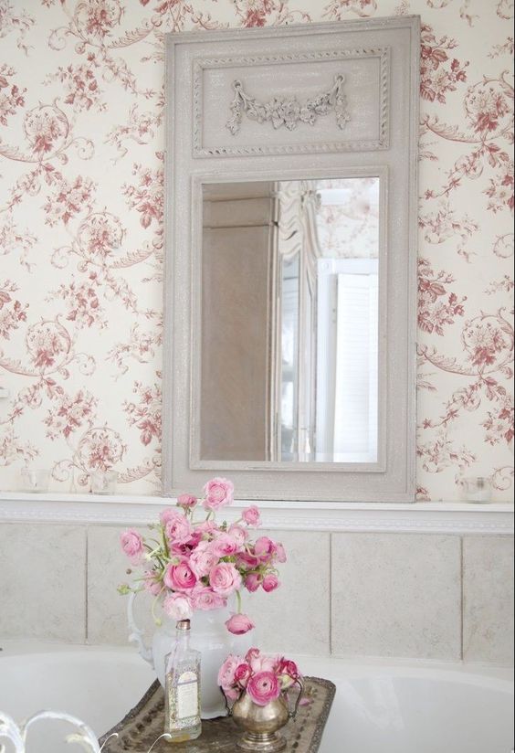 mirroir vintage sur un mur au papier peint classique au motifs fleuris roses