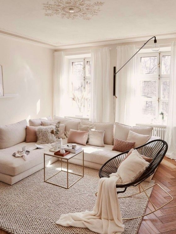 déco salon cosy chic avec canapé scandinave et meubles contemporains