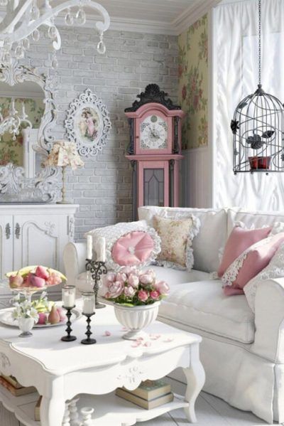 salon de style classique victorien fourni avec un canapé et des meubles blancs et des objets déco roses