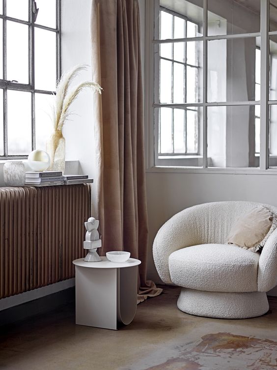 fauteuil de forme ronde en laine bouclée blanche