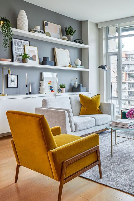 fauteuil jaune moutarde et canapé gris style scandinave pour déco salon cosy