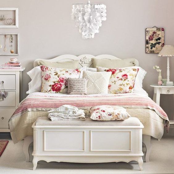 linge de lit roses et au motifs fleuris sur un lit de style classique dans une chambre déco shabby chic