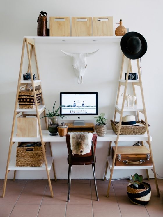 bureau DIY composé d'une plan de travail blanc porté par deux échelles doubles