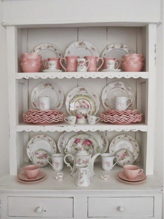 grande desserte en bois avec de la vaisselle en céramique au motifs fleuris roses et violets