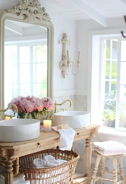 salle de bains déco shabby avec un meuble en bois vintage et des vasques en céramique pour une robinetterie dorée