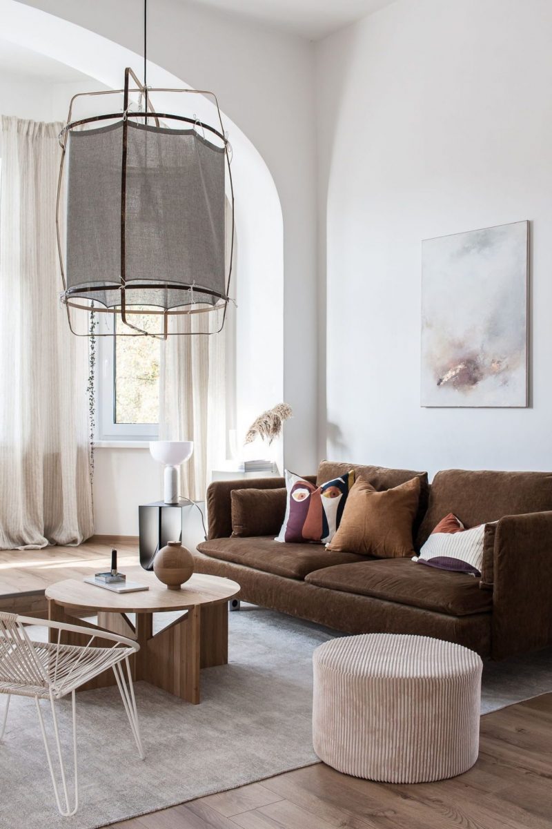 canapé en velours marron dans un salon moderne