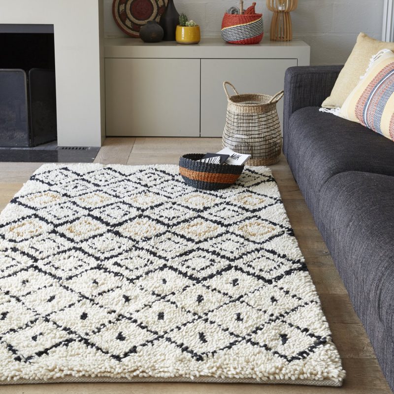 tapis berbère à motifs géométriques dans un salon cosy chic