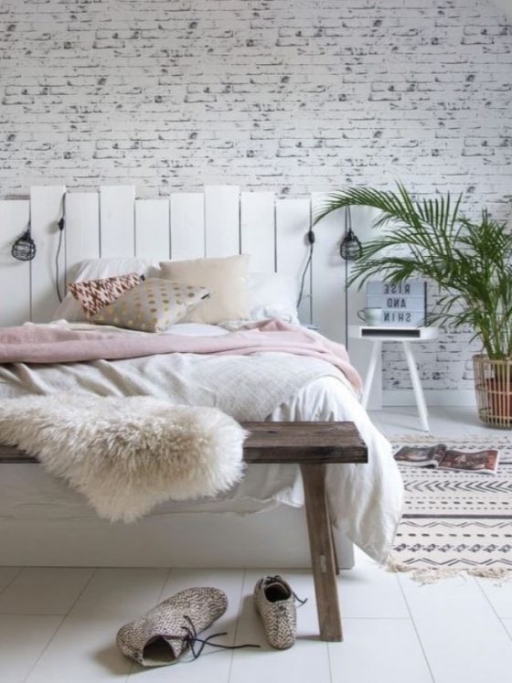 chambre déco scandinave avec tête de lit en palette blanche