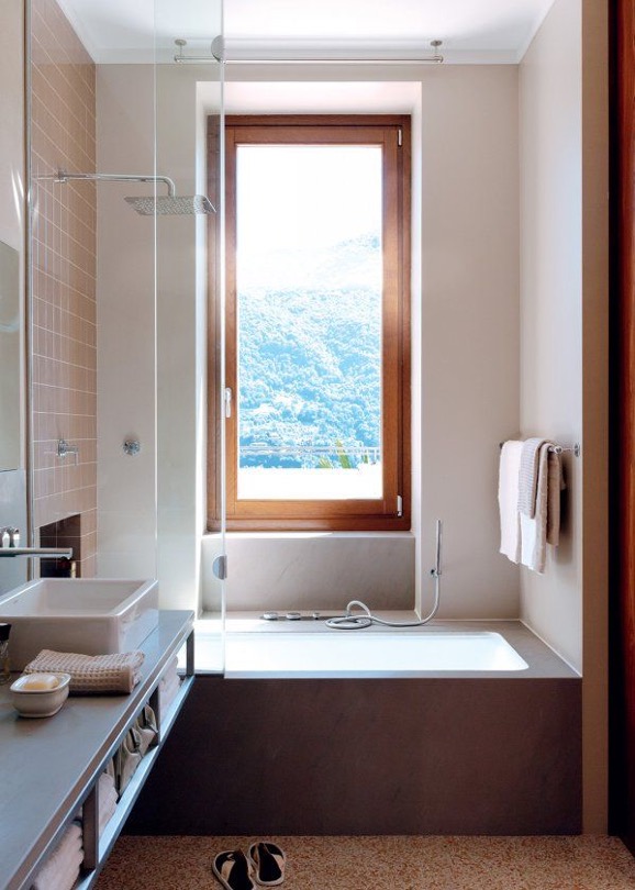 large fenêtre donnant sur une baignoire dans une salle de bain