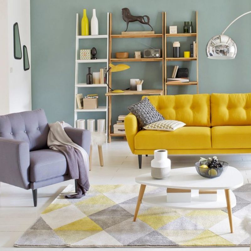salon scandinave avec canapé jaune moutard et fauteuil gris dans une déco printemps