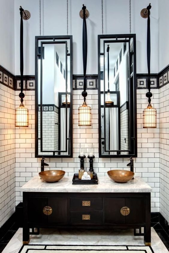 salle de bains de style art déco avec de grand miroirs noirs et du mobilier doré
