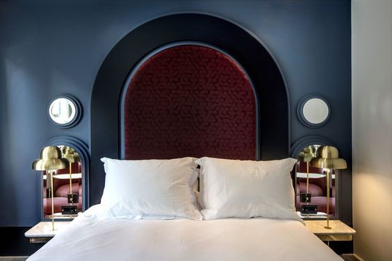 tête de lit arrondie en velours rouge bordeaux dans une chambre adulte art déco