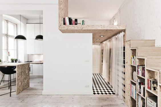 aménagement d'une mezzanine minimaliste en bois accessible avec des petits escaliers