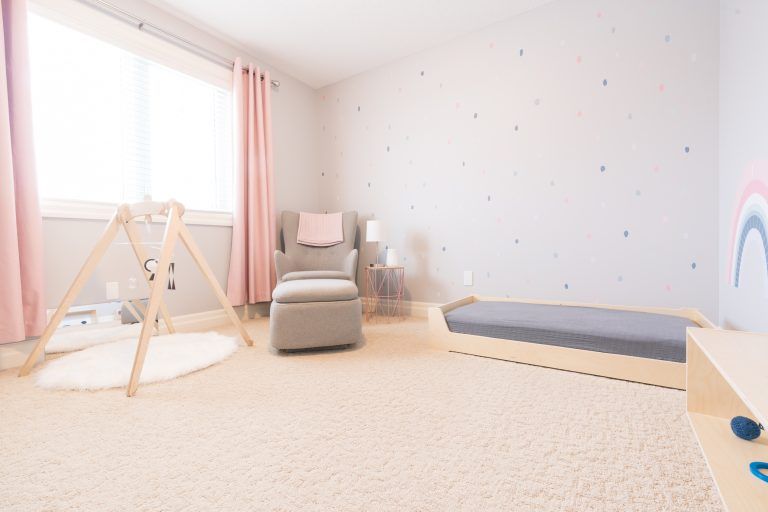 meuble en bois dans une chambre bébé montessori