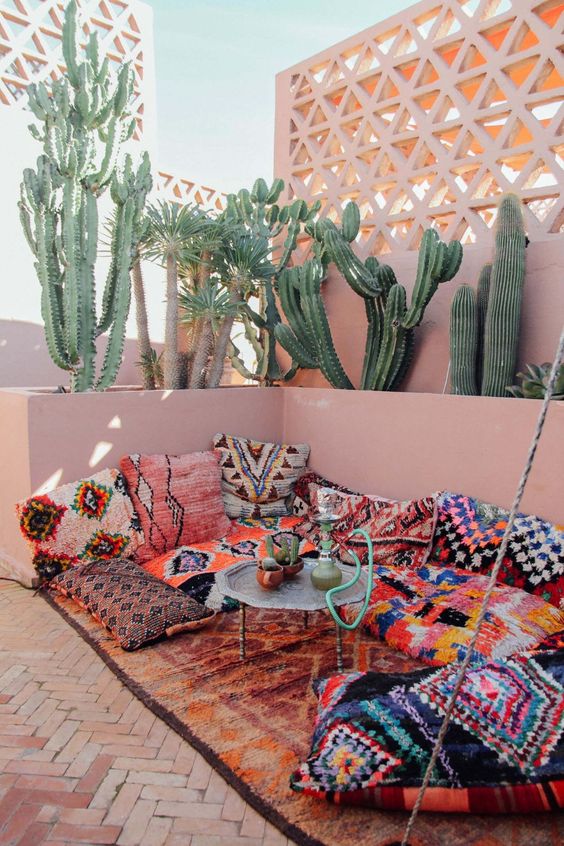 un coin de terrasse de style oriental avec kilim et cactus