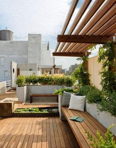 aménager une terrasse en longueur avec des planches de bois