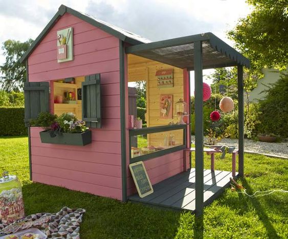 aménagement cabane de jardin en petite maisonnette pour enfants