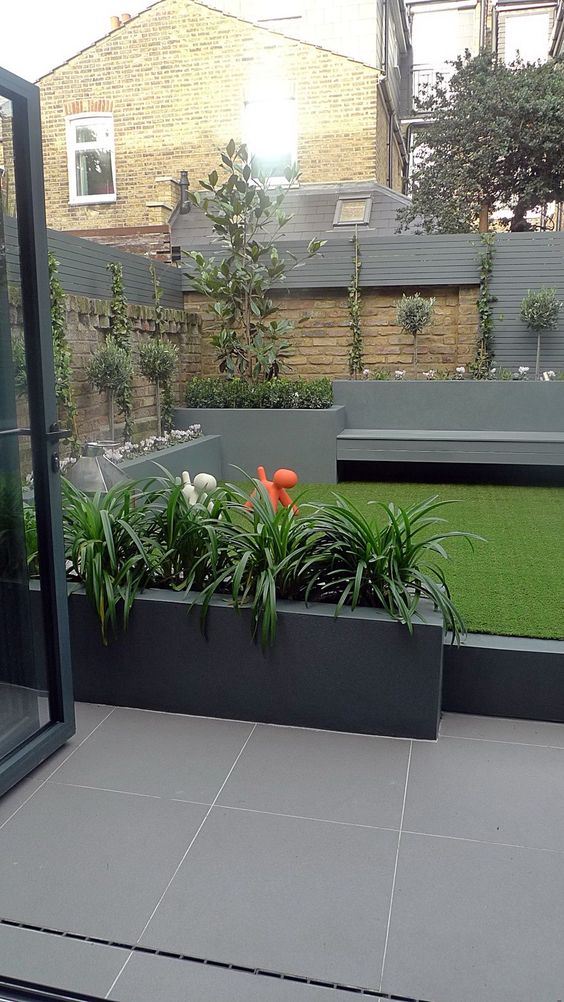 aménagement terrasse avec des plantes et des arbustes dans des pots gris