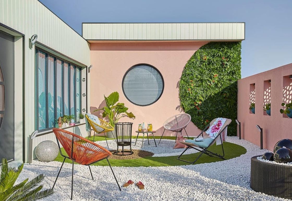 une terrasse colorée avec des fauteuils acapulco