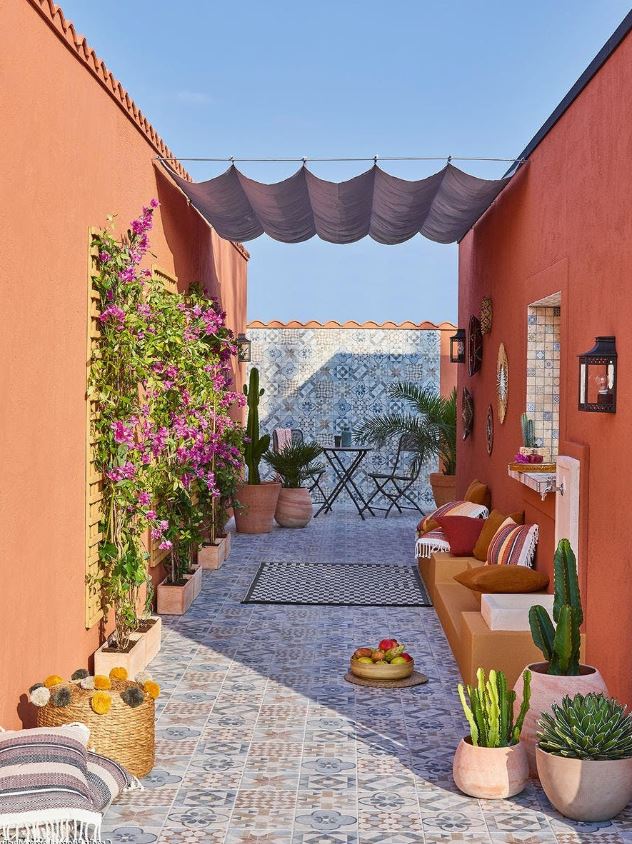 terrasse de couleur terracotta de style riad de marrakech